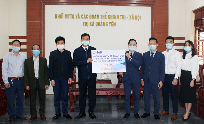 Đại diện Ủy ban MTTQ TX Quảng Yên tiếp nhận số tiền 100 triệu đồng ủng hộ công tác phòng, chống dịch Covid-19 từ Ngân hàng TMCP Quân đội.