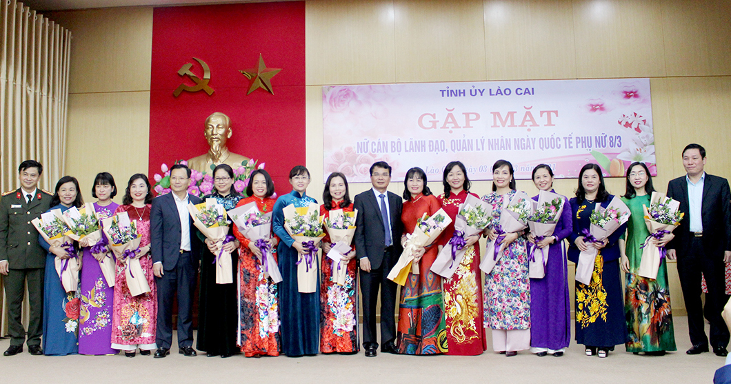 Lãnh đạo Tỉnh ủy Lào Cai tặng hoa chúc mừng các nữ cán bộ lãnh đạo, quản lý.   Ảnh: Báo Lào Cai