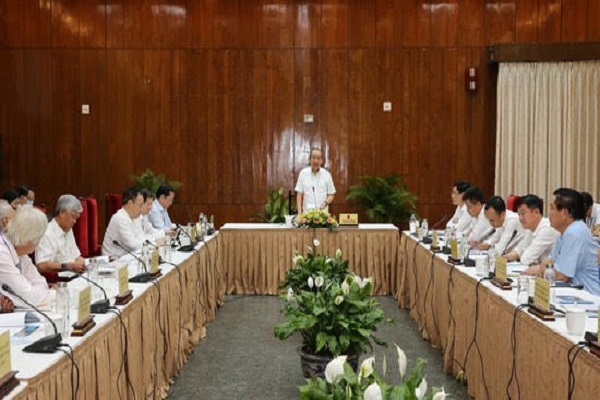Phó Thủ tướng Trương Hòa Bình và lãnh đạo tỉnh Thanh Hóa chụp ảnh lưu niệm nơi Đảng bộ và Nhân dân Thanh Hoá đón đồng bào Miền Nam tập kết ra Bắc.
