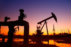 Giá dầu thế giới tăng mạnh sau khi OPEC+  tuyên bố duy trì mức hạn chế sản lượng