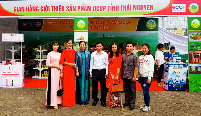 Các đại biệu tham quan và chụp ảnh lưu niệm tại gian hàng giới thiệu sản phẩm OCOP tỉnh Thái Nguyên