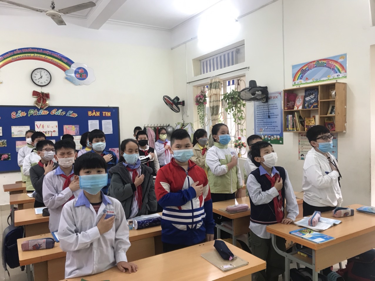 Học sinh lớp 4P2 trường tiểu học Đinh Tiên Hoàng đeo khẩu trang 100% trong giờ chào cờ tại lớp.