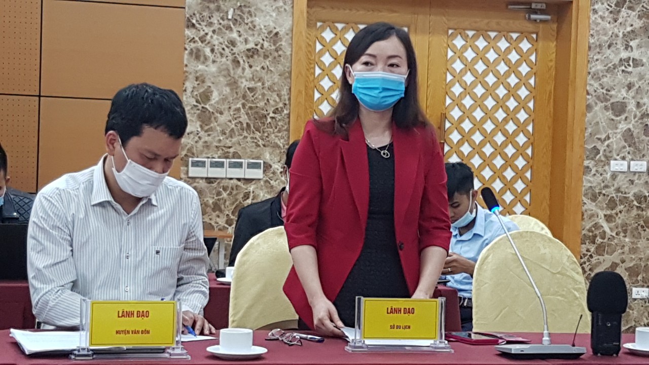 Bà Nguyễn Thùy Yên Phó Giám đốc Sở Du lịch tỉnh Quảng Ninh trao đổi với báo chí tại cuộc giao ban báo chí tỉnh Quảng Ninh.
