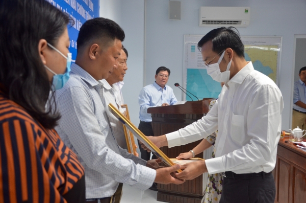 Phó Chủ tịch UBND tỉnh Nguyễn Thanh Nhàn trao chứng nhận cho các chủ thể có sản phẩm OCOP đạt từ 3 đến 4 sao cấp tỉnh năm 2020.
