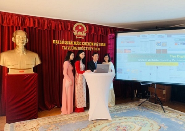 Đại sứ Việt Nam tại Thụy Điển Phan Đăng Đương đã bấm nút khai trương trang website tiếng Anh dành cho các doanh nghiệp khu vực Bắc Âu