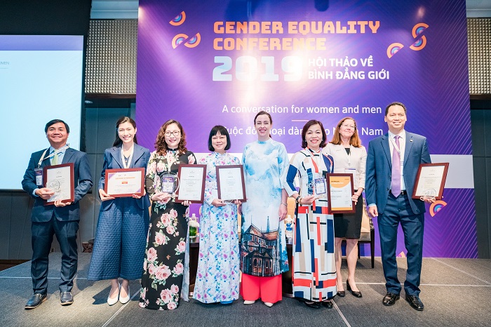 Tổng giám đốc Nguyễn Ngọc Mỹ - Thành viên HĐQT Alphanam Group nhận Chứng nhận Alphanam Group trở thành thành viên của Mạng lưới Doanh nghiệp Việt Nam Hỗ trợ Phát triển Quyền năng Phụ nữ (VBCWE) vào năm 2019