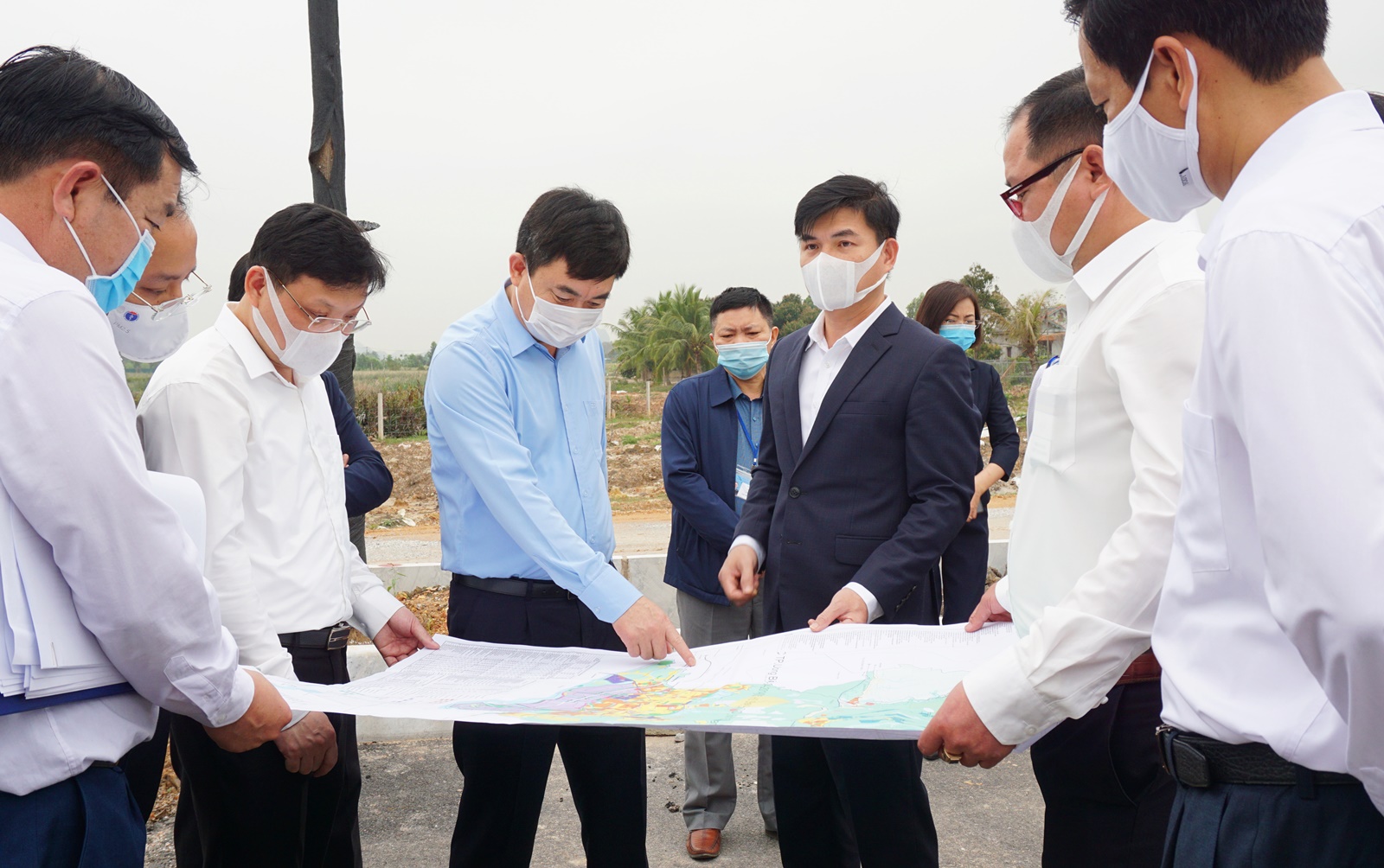 Ông Ngô Hoàng Ngân, Phó Bí thư Thường trực Tỉnh ủy, kiểm tra bản đồ quy hoạch xây dựng TP Uông Bí