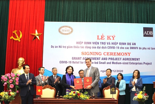 Bà Nguyễn Thị Hồng - Thống đốc NHNN Việt Nam đã ký kết hiệp định với ông Andrew Jeffries - Giám đốc Quốc gia của ADB tại Việt Nam