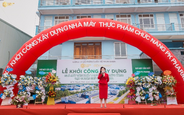 Bà Đỗ Kim Yến – Chủ tịch Phạm Kim Group phát biểu tại buổi lễ