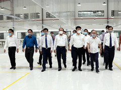 Chủ tịch tỉnh Nghệ An kiểm tra tình hình sản xuất tại nhà máy may của doanh nghiệp An Hưng