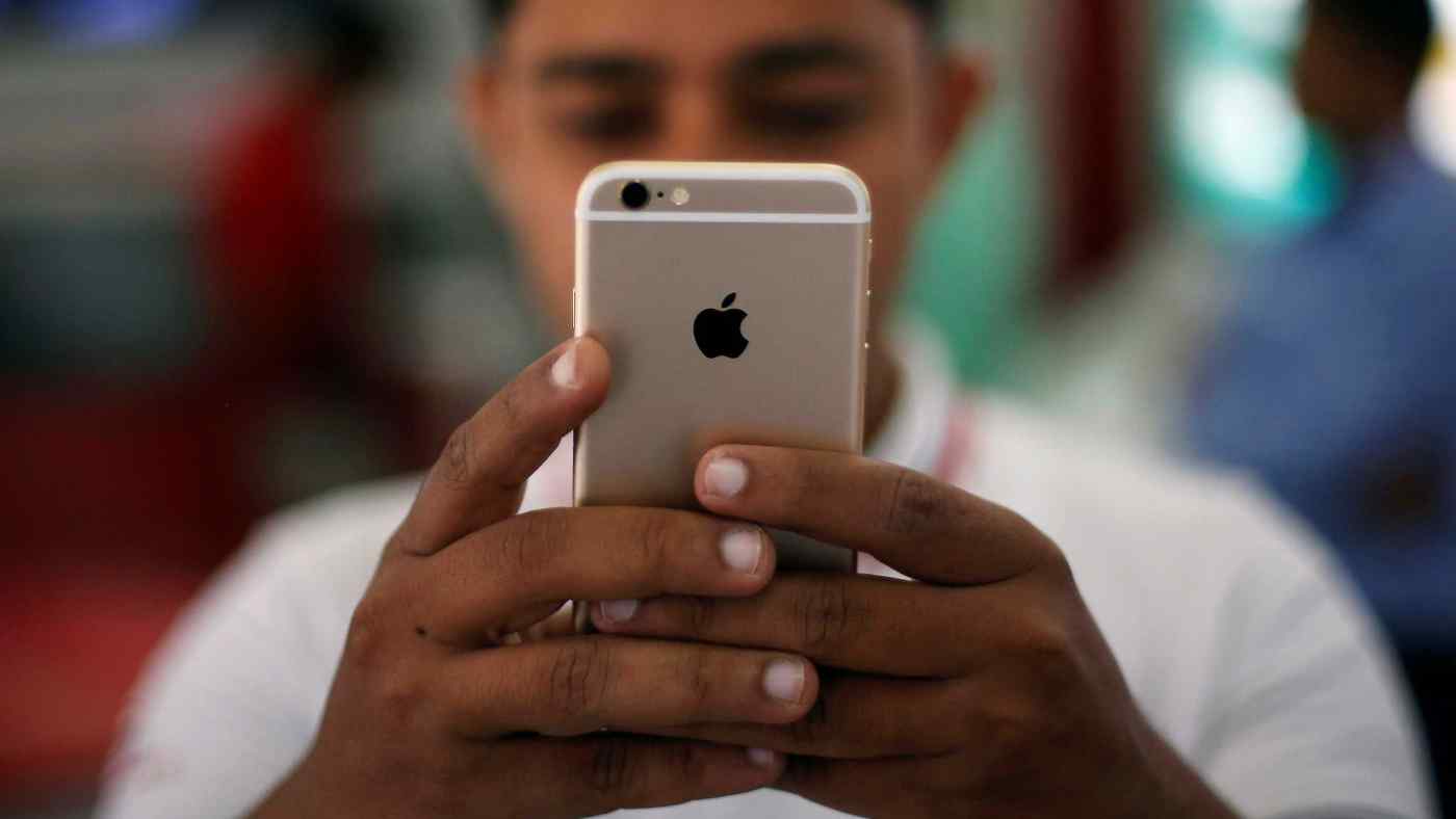 Một cửa hàng điện thoại di động ở New Delhi: Một nhà máy ở Ấn Độ chuyên sản xuất các mẫu iPhone cũ sẽ bắt đầu sản xuất iPhone mới 12. © Reuters