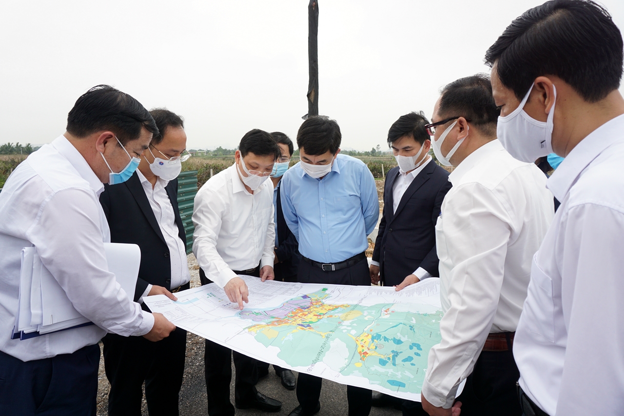Lãnh đạo TP Uông Bí báo cáo với đoàn công tác của tỉnh về tình hình thực hiện các dự án phát triển hạ tầng trên địa bàn.