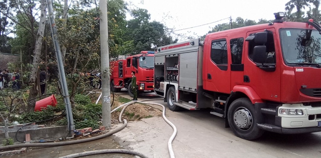 Lực lượng cứu hỏa chuyên nghiệp của tỉnh Phú Thọ từ Việt Trì đến chữa cháy.