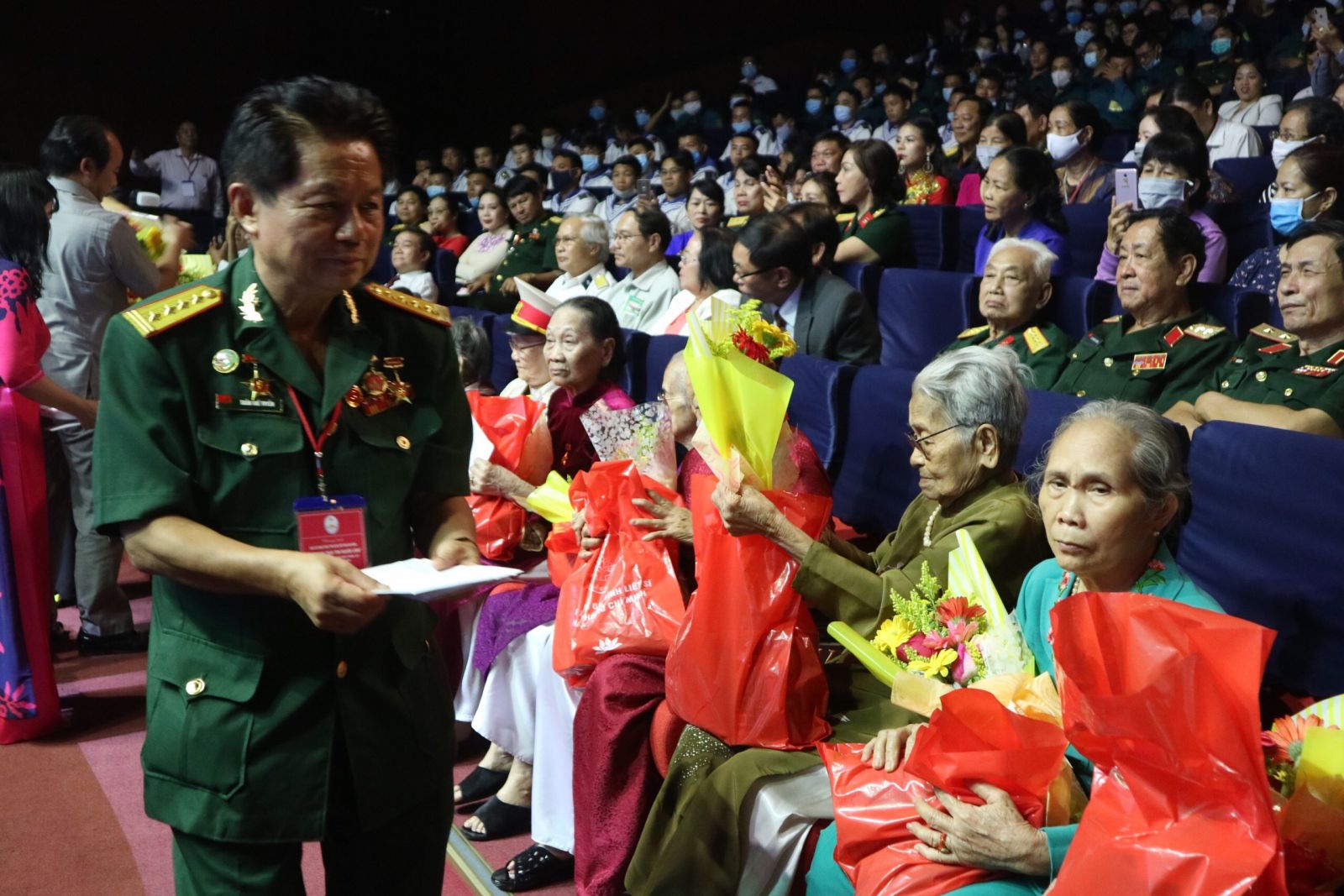 Đại tá Trần Thế Tuyển - Chủ tịch Hội HTGĐLS TP.HCM, tặng 76 phần quà đến các mẹ VN Anh hùng và thân nhân các gia đình Liệt sỹ tại chương trình 