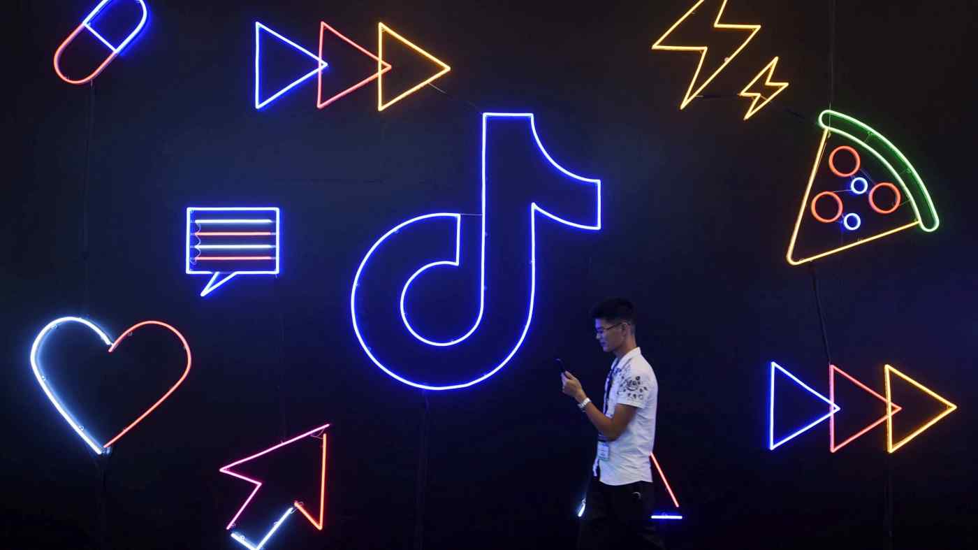 Vào cuối năm 2020, người dùng Internet Trung Quốc dành trung bình 27,3% thời gian trực tuyến của họ cho các video ngắn. Ảnh: Reuters
