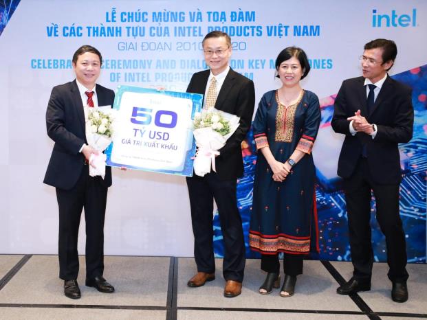 Ông Kim Huat Ooi trao kỷ niệm chương 50 tỷ USD xuất khẩu cho ông Dương Anh Đức – PCT UBND TPHCM và ông Nguyễn Anh Thi – Trưởng ban KCNC TPHCM