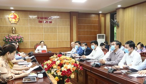 Đồng chí Đầu Thanh Tùng, Tỉnh ủy viên, Phó chủ tịch UBND tỉnh và các thành viên Ban chỉ đạo phòng, chống dịch COVID – 19 tỉnh Thanh Hóa.