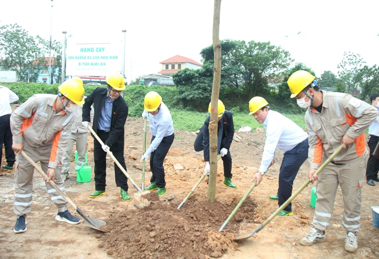 Thứ trưởng Bộ VH-TT&DL Nguyễn Văn Hùng cùng các đại biểu trồng cây tại huyện Bình Xuyên.