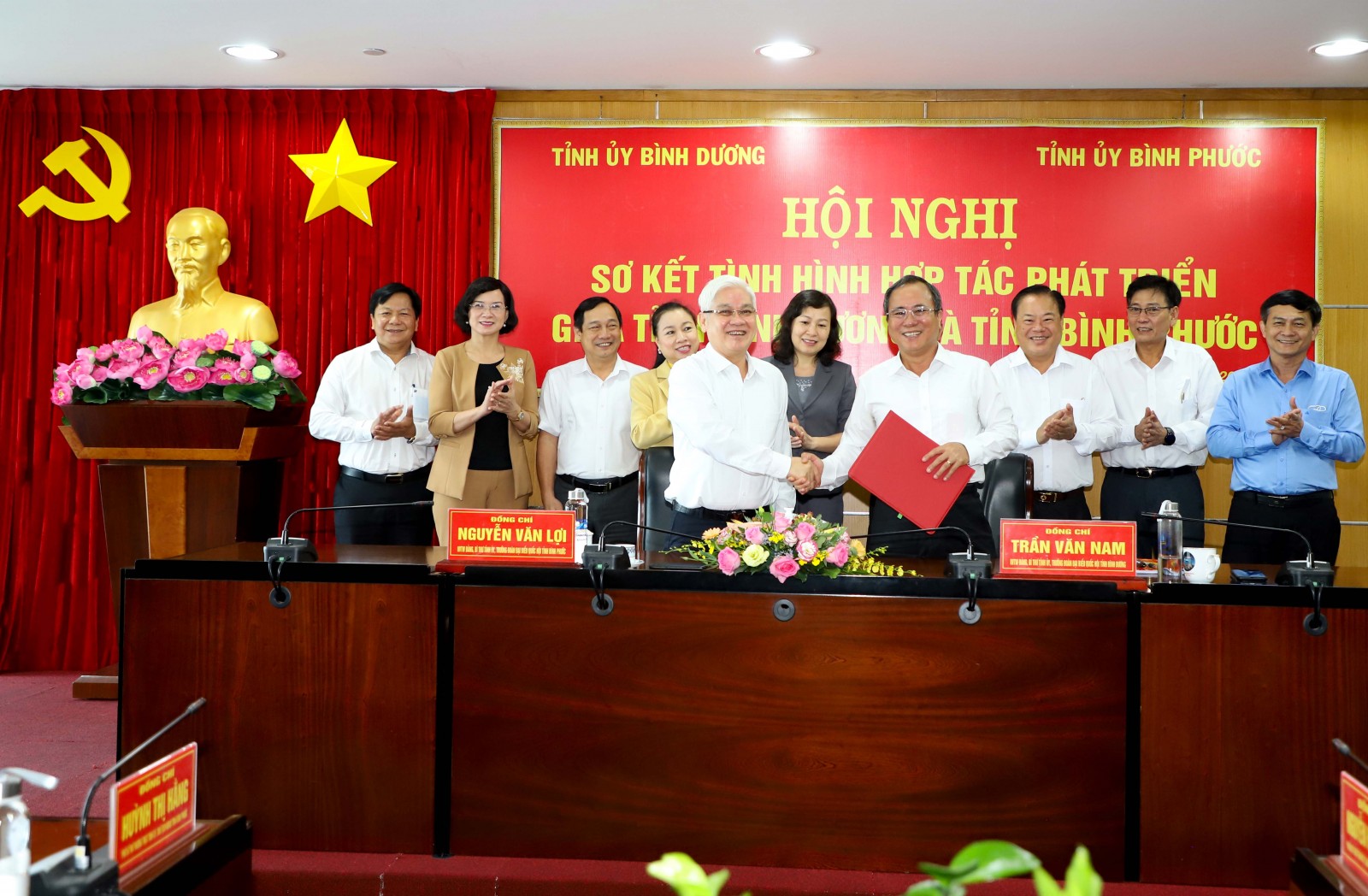 Bí thư Tỉnh ủy Bình Dương Trần Văn Nam và Bí thư Tỉnh ủy Bình Phước Nguyễn Văn Lợi ký kết hợp tác xây dựng đường cao tốc.