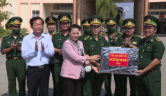 Đồng chí Nguyễn Thị Kim Ngân thăm lực lượng chống dịch tuyến biên giới Kiên Giang