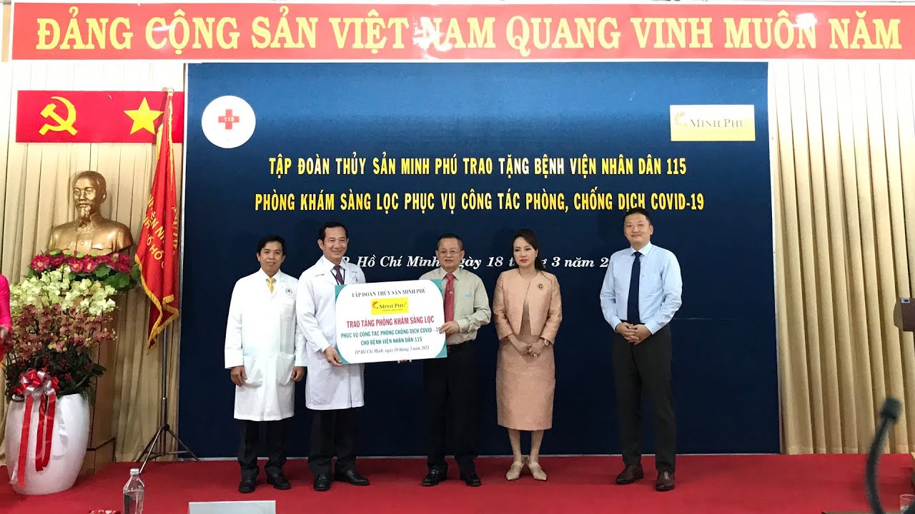 Ông Lê Văn Quang - Tổng giám đốc Tập đoàn Thủy sản Minh Phú trao tặng phòng khám sàng lọc cho người bệnh ngoại trú cho đại diện lãnh đạo của Bệnh viện Nhân dân 115