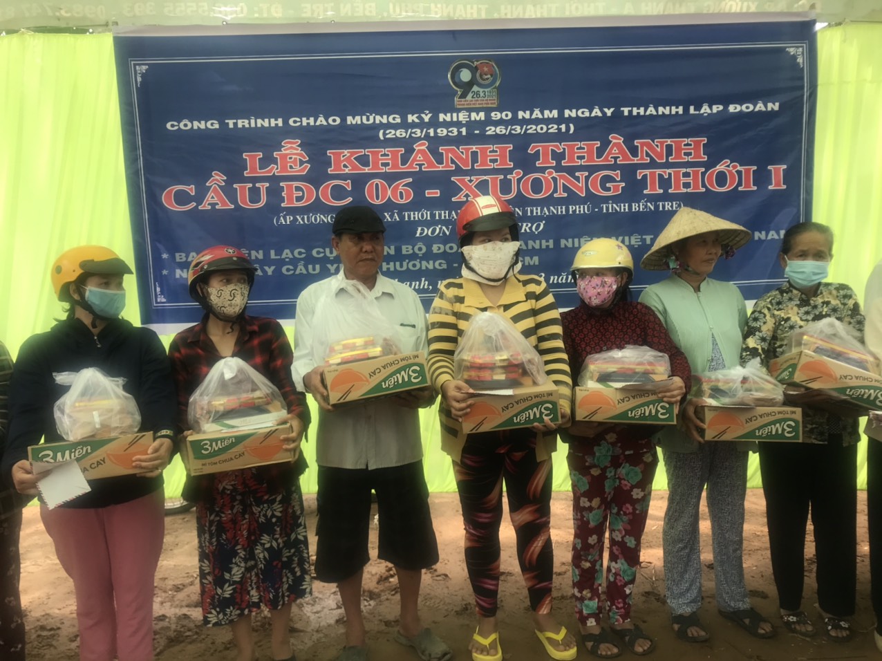 Trao tặng quà cho bà con có hoàn cảnh khó khăn tại xã Thới Thạnh, huyện Thạnh Phú, Bến Tre