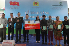 Bộ Công an trao 600 căn nhà cho hộ nghèo huyện Mường Lát