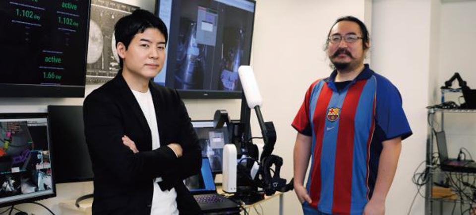 Nakanose Sho, Giám đốc điều hành của GITAI (trái), cùng với Nakanishi Yuto, giám đốc robot, cho biết: “Sẽ có nhu cầu về những robot tiện dụng có thể làm những công việc hữu ích trong không gian. JAPAN BRANDVOICE