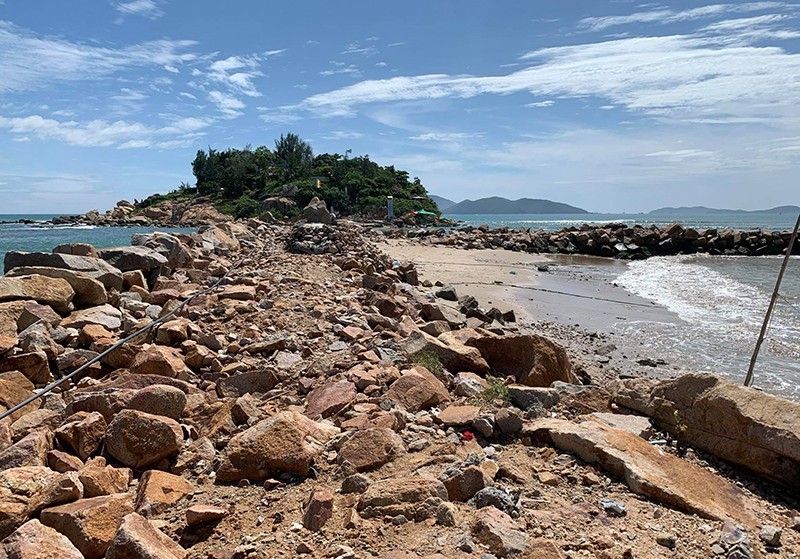 Đất đá của dự án Nha Trang Sao xâm hại vịnh Nha Trang.