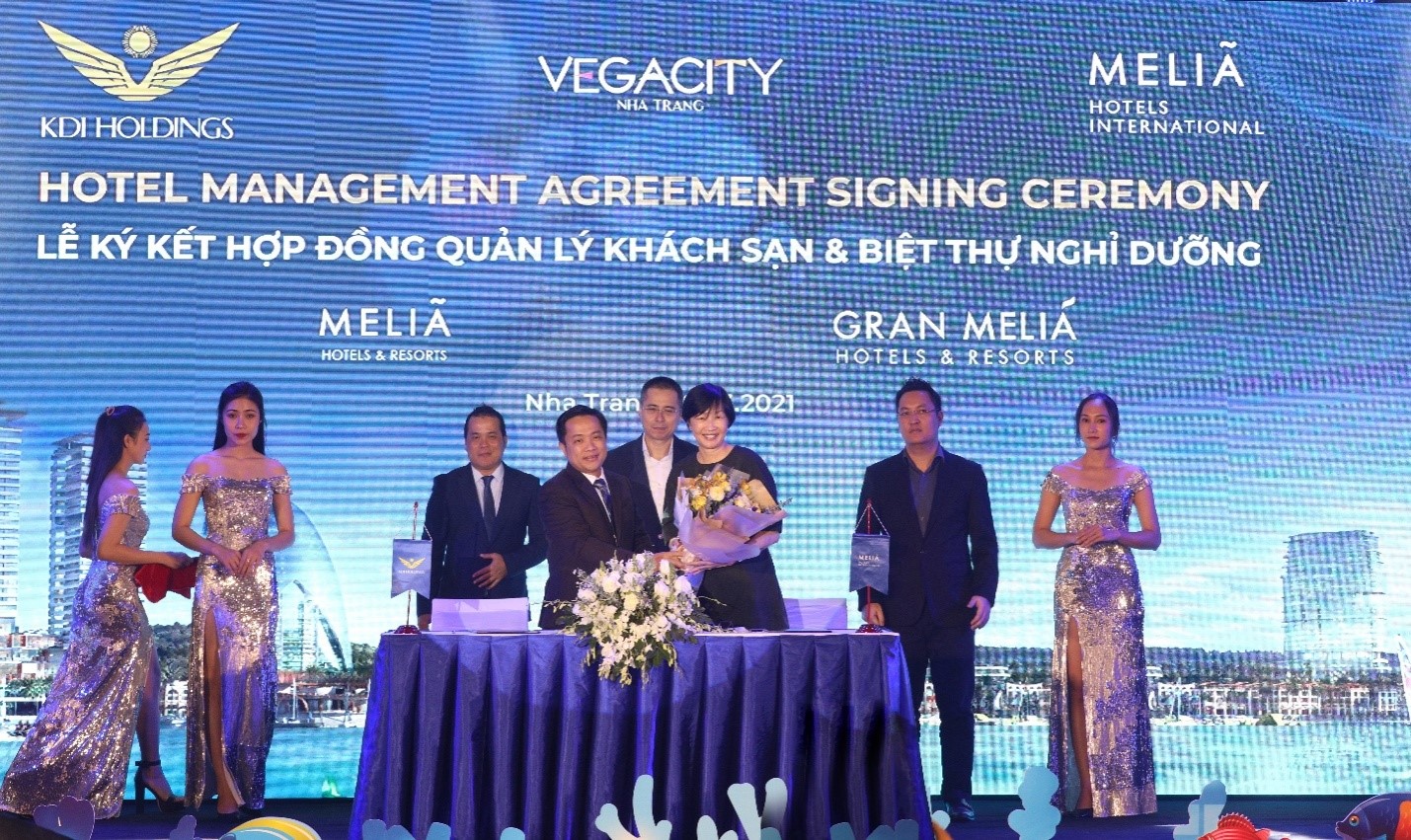 Lễ ký kết hợp đồng quản lý khách sạn và biệt thự nghỉ dưỡng giữa KDI Holdings và Melia Hotels International.