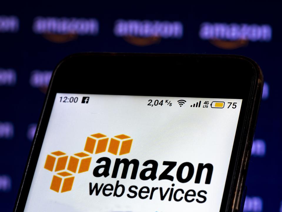 Logo của Amazon Web Services được hiển thị trên màn hình điện thoại thông minh.