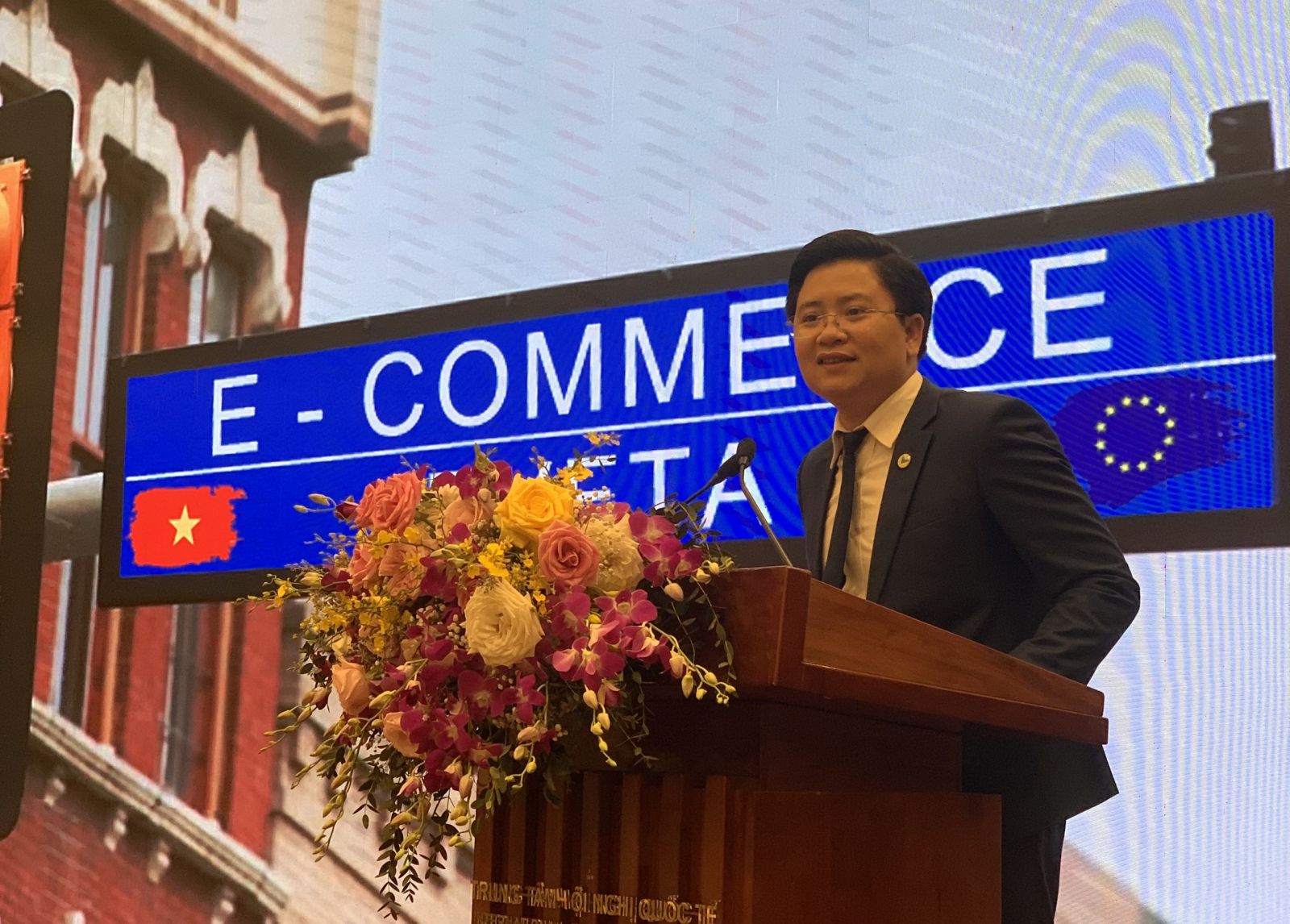 Ông Nguyễn Kim Hùng - Viện trưởng Viện Khoa học Quản trị Doanh nghiệp và Kinh tế số Việt Nam phát biểu tại chương trình.