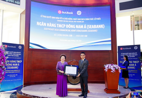 Bà Nguyễn Thị Nga - Phó Chủ tịch thường trực HĐQT SeABank nhận quyết định niêm yết cổ phiếu SSB trên sàn HOSE