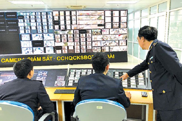 Cán bộ Chi cục Hải quan Cảng hoàng không quốc tế Nội Bài giám sát hoạt động xuất - nhập khẩu trên hệ thống camera trực tuyến