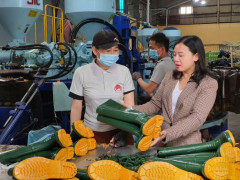 Doanh nhân Nguyễn Thị Dung và sản phẩm nhựa mang thương hiệu Việt Thắng
