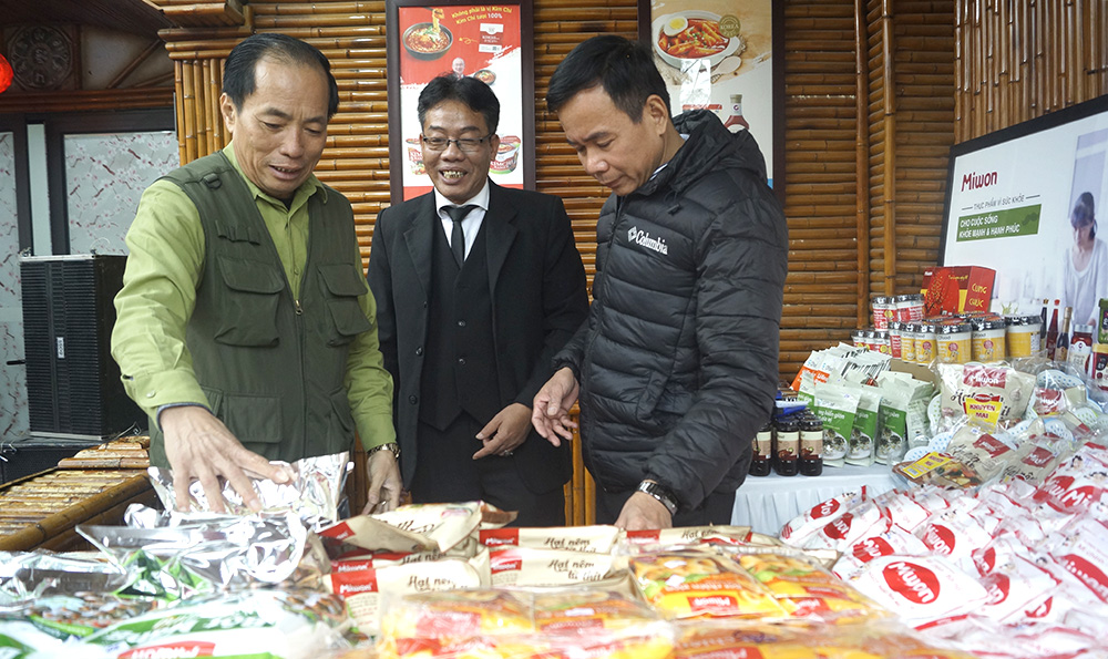 sản phẩm tiêu biểu của các doanh nghiệp tỉnh Phú Thọ trưng bày tại gian hàng OCOP, sản phẩm chất lượng cao.