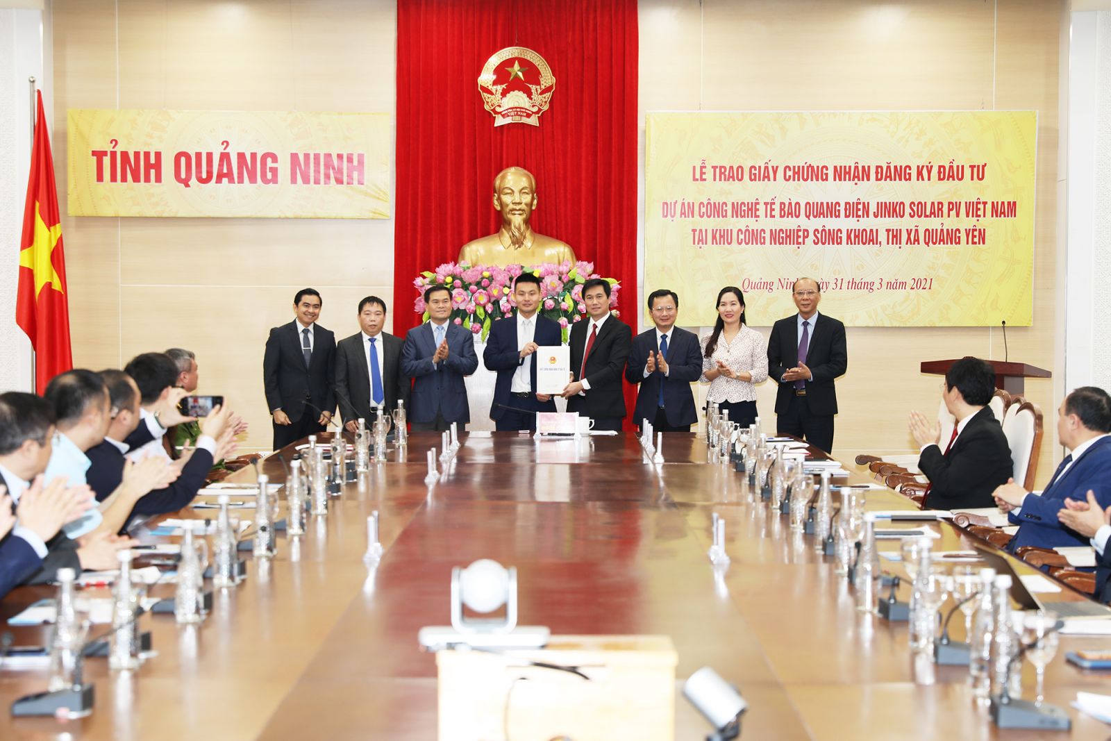 Ông Nguyễn Tường Văn, Chủ tịch UBND tỉnh Quảng Ninh trao Giấy CNĐKĐT cho đại diện Công ty Jinko Solar Hong Kong