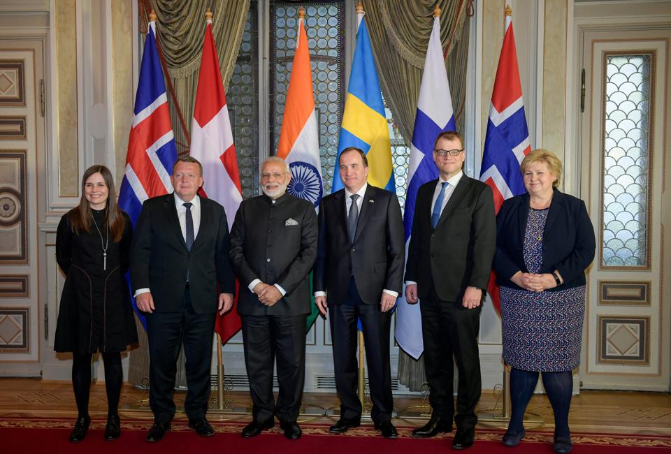 (L đến R) Thủ tướng Iceland Katrin Jakobsdottir, Thủ tướng Đan Mạch Lars Lokke Rasmussen, Thủ tướng Ấn Độ Narendra Modi, Thủ tướng Thụy Điển Stefan Lofven, Thủ tướng Phần Lan Juha Sipilae và Thủ tướng Na Uy Erna Solberg chụp ảnh trong hội nghị thượng đỉnh Bắc Âu-Ấn Độ vào ngày 17 tháng 4 năm 2018 tại Khách sạn Grand ở Stockholm, Thụy Điển. HENRIK MONTGOMERY / AFP QUA GETTY IMAGES
