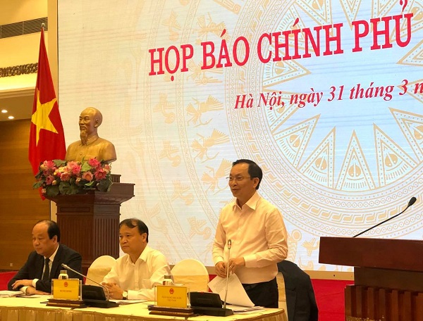 Ông Đào Minh Tú, Phó Thống đốc Ngân hàng Nhà nước Việt Nam cung cấp thông tin cho báo chí tại cuộc họp báo