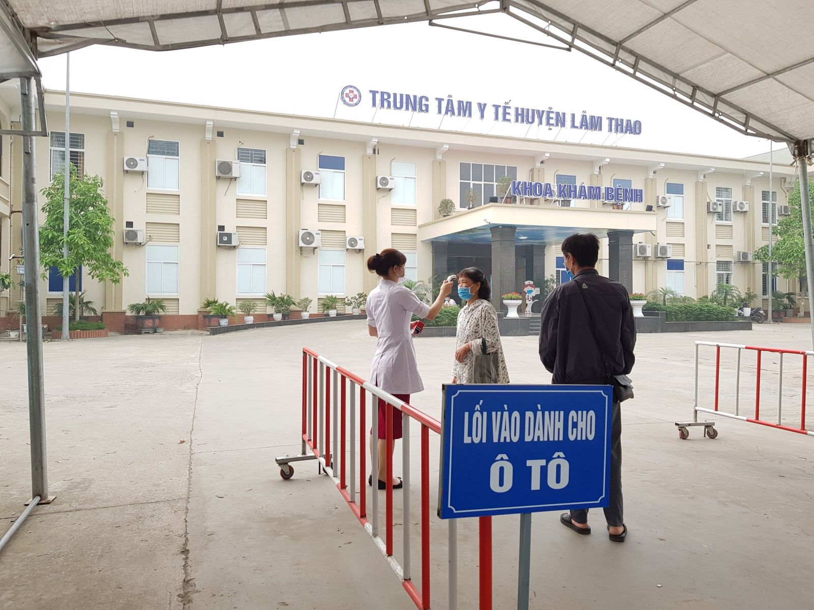 Cổng kiểm tra thân nhiệt và sàng lọc tại cổng TTYT huyện Lâm Thao, hoạt đọng 24/24 giờ.