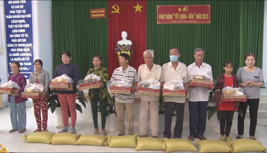 Bà Nguyễn Thị Thu- Phó CT Hội từ thiện Chùa Bảo Vân (TP.HCM) trao 60 suất quà cho hộ nghèo tại xã Định Hòa