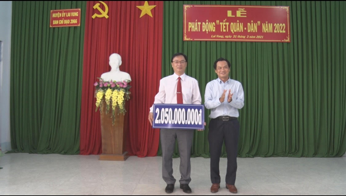 Ông Nguyễn Hữu Nghĩa - Chủ tịch UBND huyện Lai Vung trao bảng tượng trưng 2 tỷ 50 triệu đồng để xây dựng văn phòng ấp và các phòng chức năng Trung tâm học tập cộng đồng xã Định Hòa