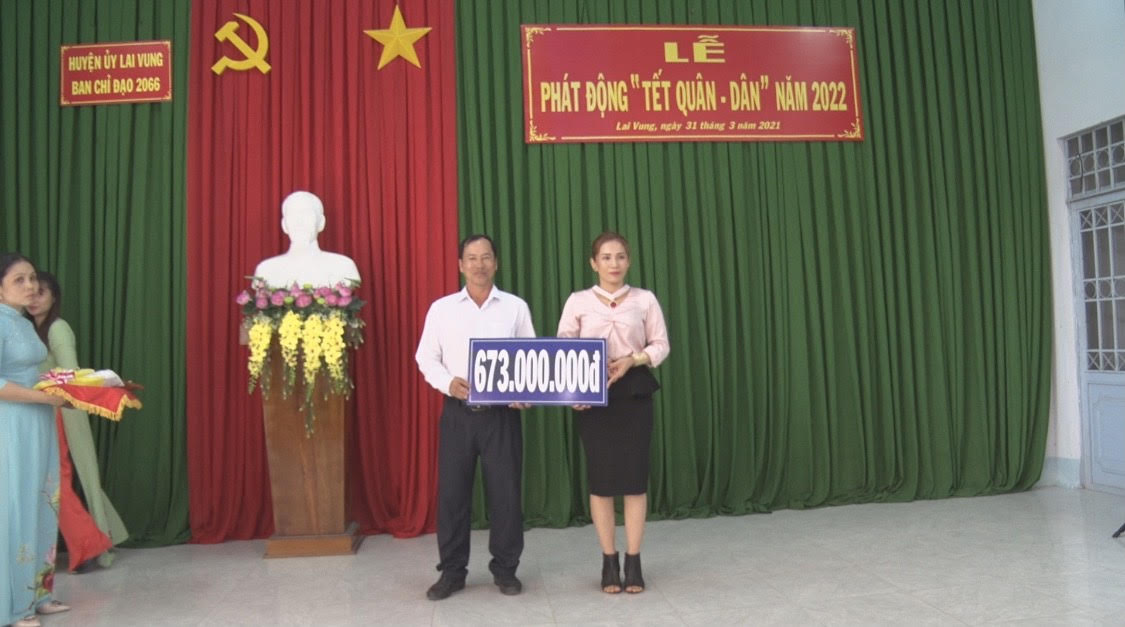 Bà Nguyễn Thị Kim Tươi, xã Tân Thành thay mặt gia đình và nhóm anh em ở Thành phố HCM và Hà Nội ủng hộ 673 triệu đồng để xây dựng cầu nông thôn