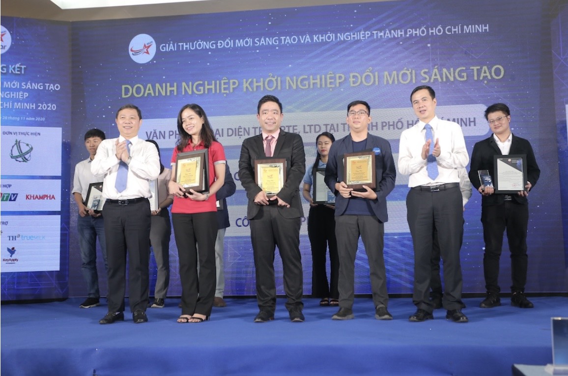 Ông Dương Anh Đức - Phó Chủ tịch UBND TP.HCM (bìa trái) và ông Bùi Thế Duy -  Thứ trưởng Bộ Khoa học và công nghệ trao 3 giải ở hạng mục Doanh nghiệp khởi nghiệp đổi mới sáng tạo I-Star 2020