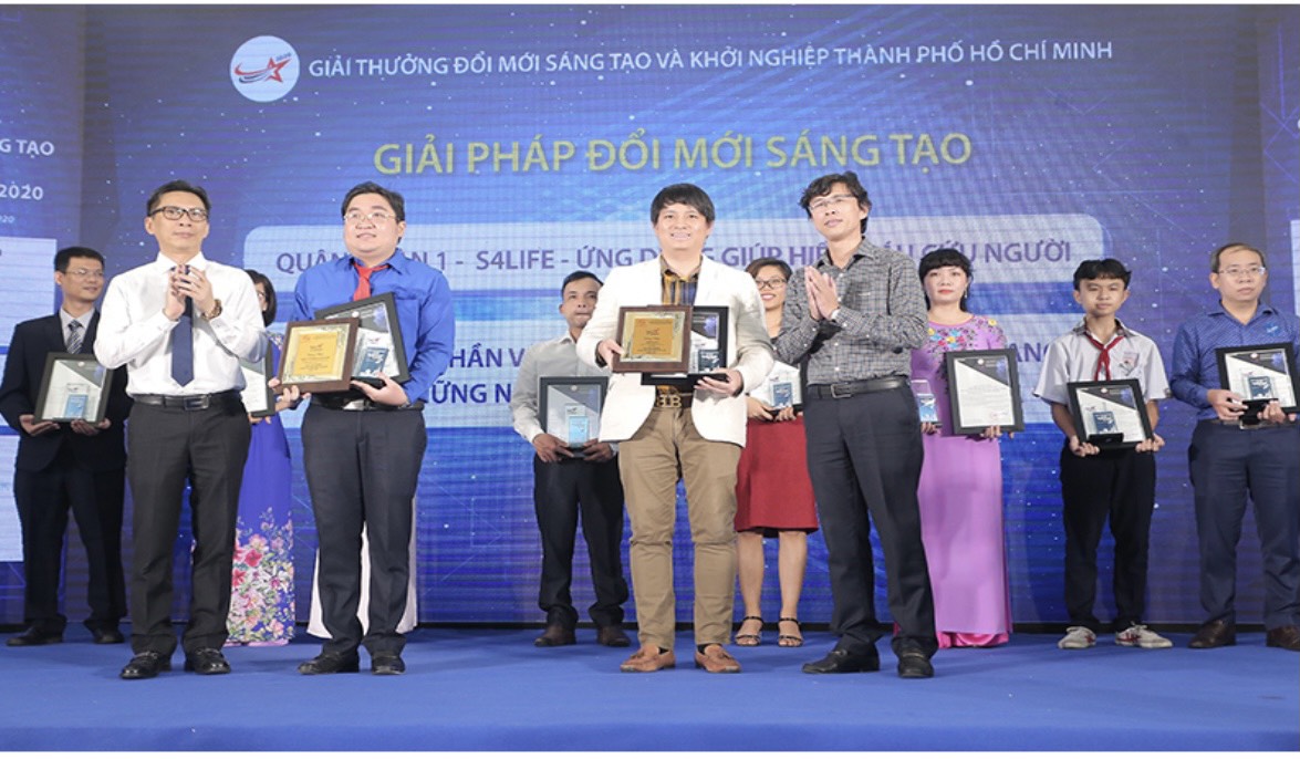 Ông Nguyễn Việt Dũng -  Giám đốc Sở KH-CN TP Hồ Chí Minh (bìa trái ảnh) và ông Nguyễn Anh Thi -  Trưởng Ban Quản lý Khu Công nghệ cao TP Hồ Chí Minh (bìa phải ảnh) trao giải thưởng I-Star 2020.