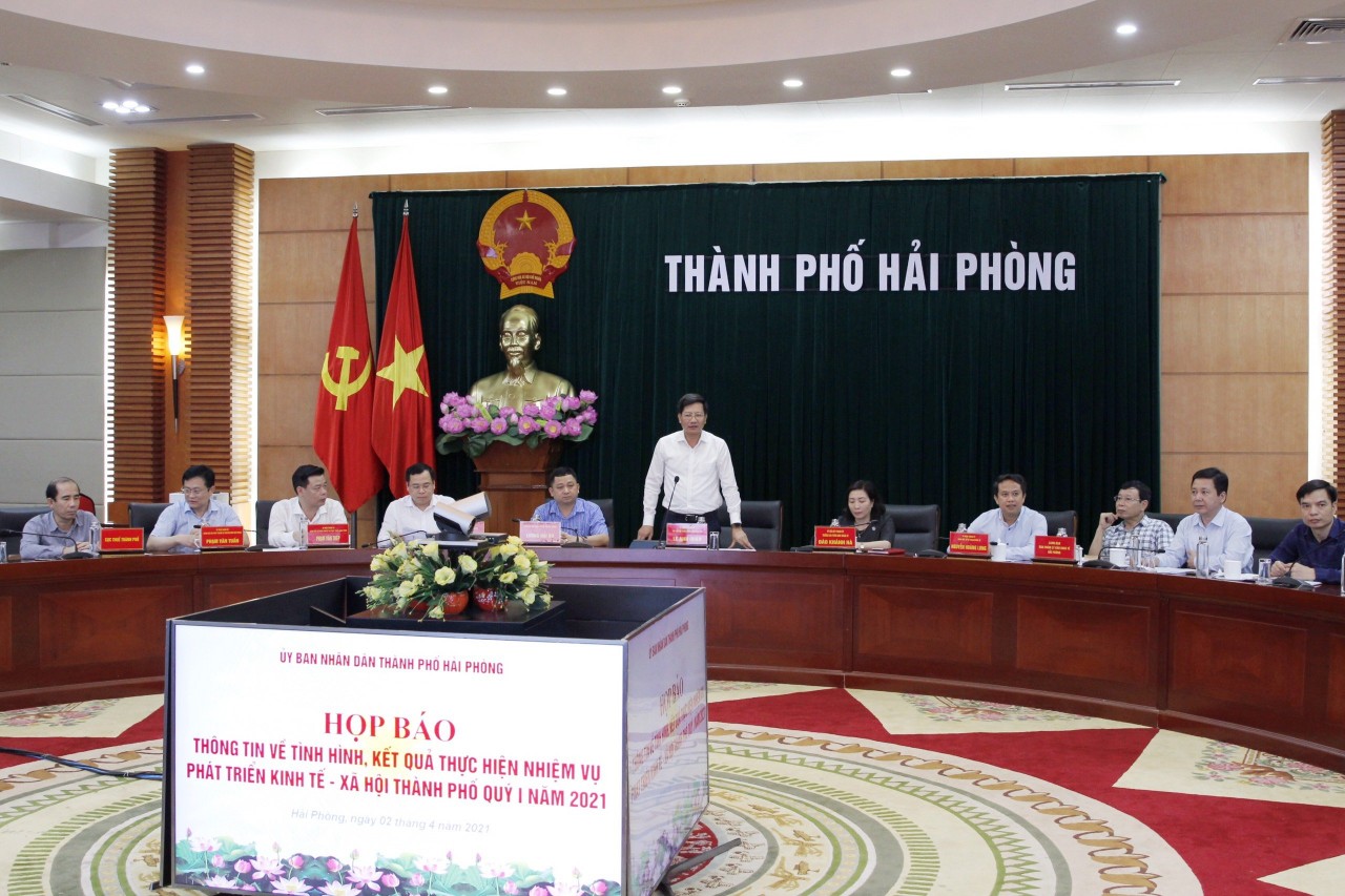 Đồng chí Lê Anh Quân, Phó chủ tịch UBND TP Hải Phòng phát biểu tại cuộc họp báo.