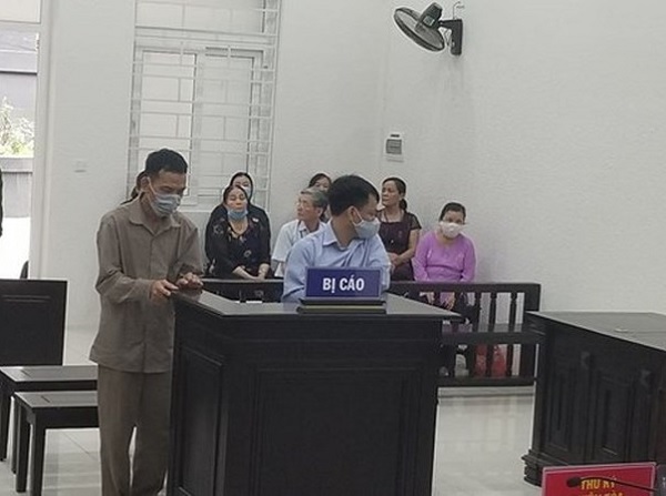Các bị cáo Đoàn Văn Đạt và Nguyễn Văn Hoạt tại phiên xét xử