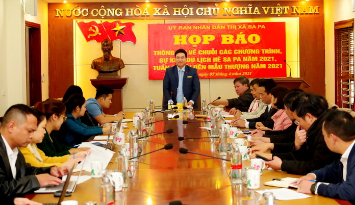 Ông Vương Trinh Quốc - Chủ tịch UBND thị xã Sa Pa phát biểu tại Họp báo