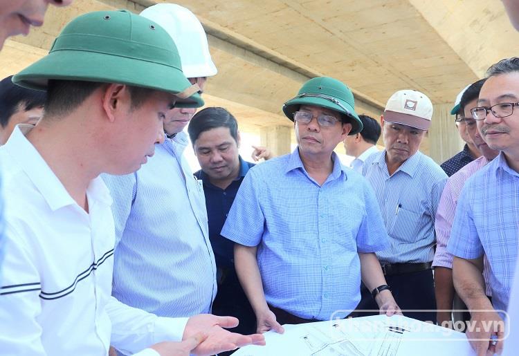 Ông Nguyễn Tấn Tuân (hàng trên, thứ 3 từ phải qua) kiểm tra thực tế Dự án Đường Vành đai 2.