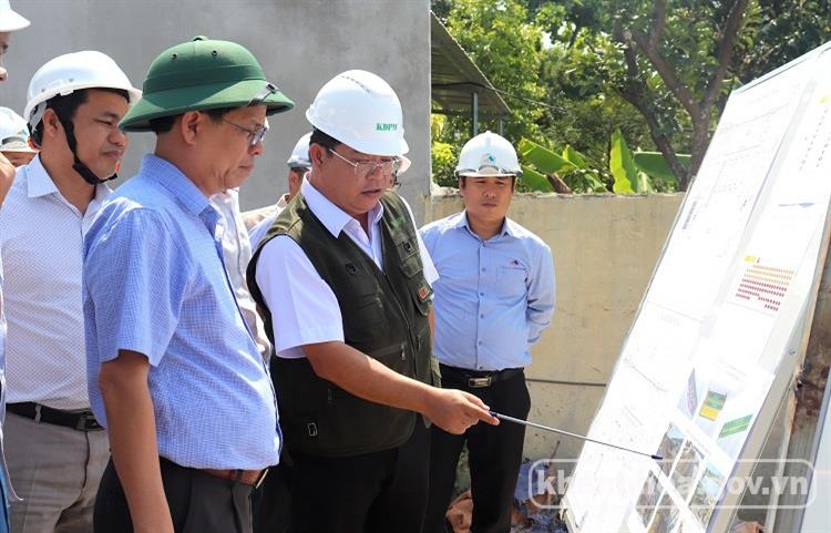 Ông Nguyễn Tấn Tuân (đứng giữa) kiểm tra tình hình thực hiện Dự án Nút giao thông Ngọc Hội